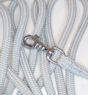 Karabiner befestigt am Bodenarbeitsseil